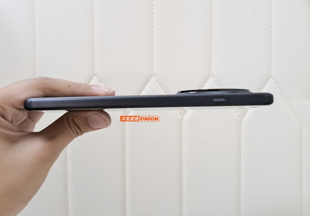 OPPO Find X8 Pro 右側