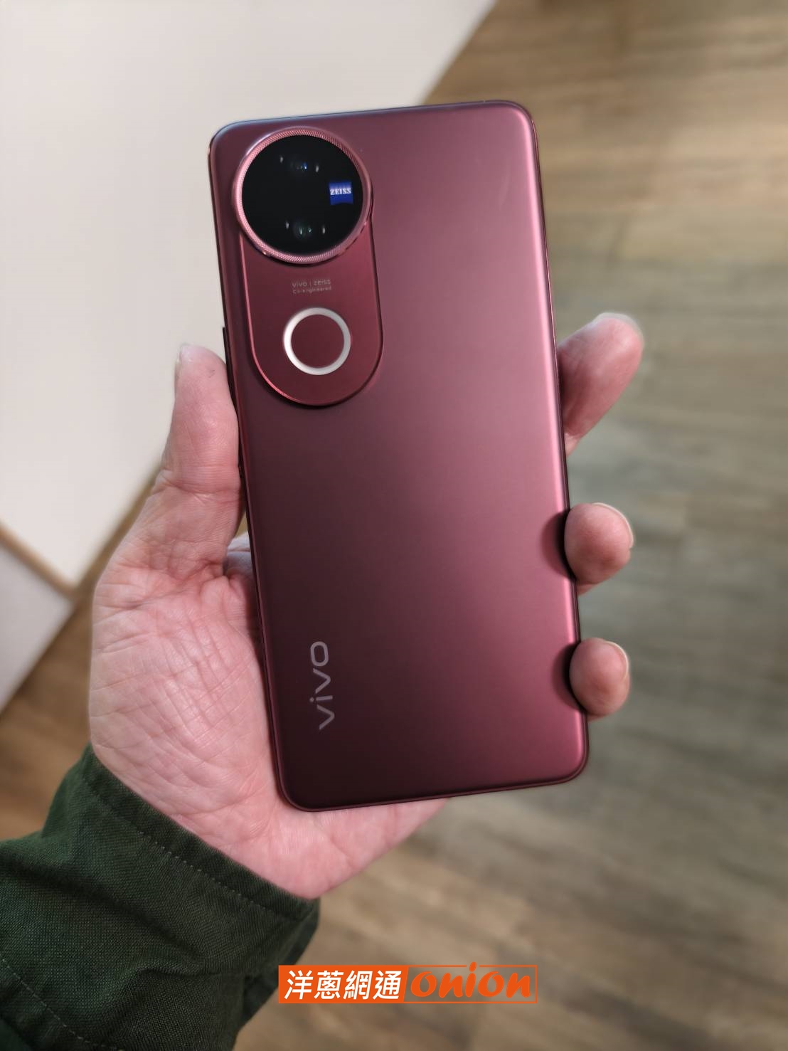 vivo V50 安可拉紅色實機