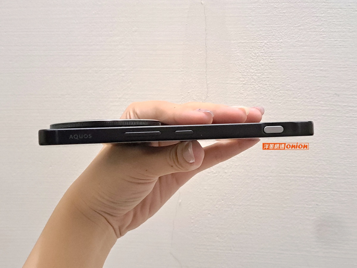 Sharp AQUOS R9 Pro 右側